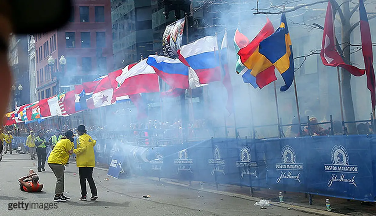 Asap mengepul dari luar lintasan lari Maraton. Saat bom pertama meledak.