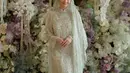 Lace dress warna oak white yang hadir dengan detail puffed shoulders dan bell sleeves yang dikenakan Enzy Storia teduh untuk. [@lacebyartkea]