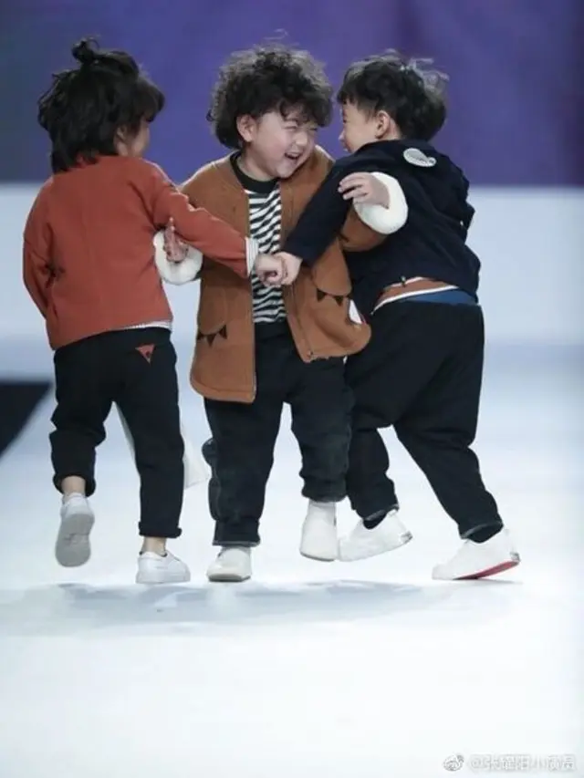 [Bintang] Gara-gara Jatuh di Catwalk, Model 4 Tahun Ini Malah Jadi Terkenal