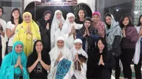 Pebulutangkis ganda putri pelatnas, Tiara Rosalia Nuraidah, mengadakan syukuran ulang tahun dan buka puasa bersama anak-anak yatim di Masjid Al Huda, Kompleks Pelatnas PBSI, Cipayung, Jumat (24/6/2016). (PBSI)