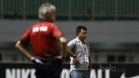 Pelatih Perseru Serui, Agus Yuwono saat memimpin timnya melawan PS TNI pada laga Liga 1 2017 di Stadion Pakansari, Bogor, Minggu (18/6/2017). (Bola.com/Nicklas Hanoatubun)