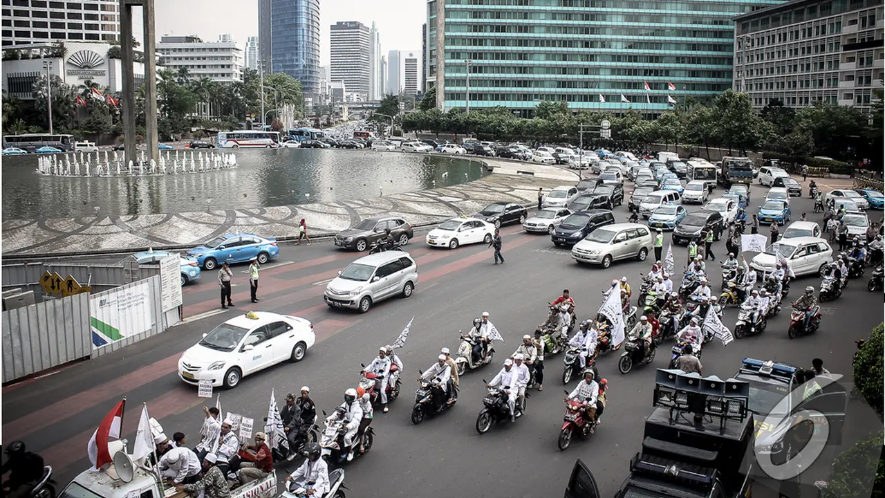 Puluhan Massa Berunjuk Rasa di Depan Balai Kota