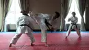 Aksi karateka putri Indonesia memperagakan gerakan Bunkai saat persiapan bertanding pada ajang SEA Games 2017 di The Belezza, Permata Hijau, Jakarta, Senin (10/8/2017). Karate akan bertanding pada 22-24 Agustus 2017. (Bola.com/Nicklas Hanoatubun)