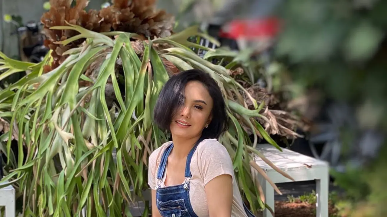 7 Gaya Yuni Shara Berkebun, Dari Pakai Daser Hingga Celana Sobek