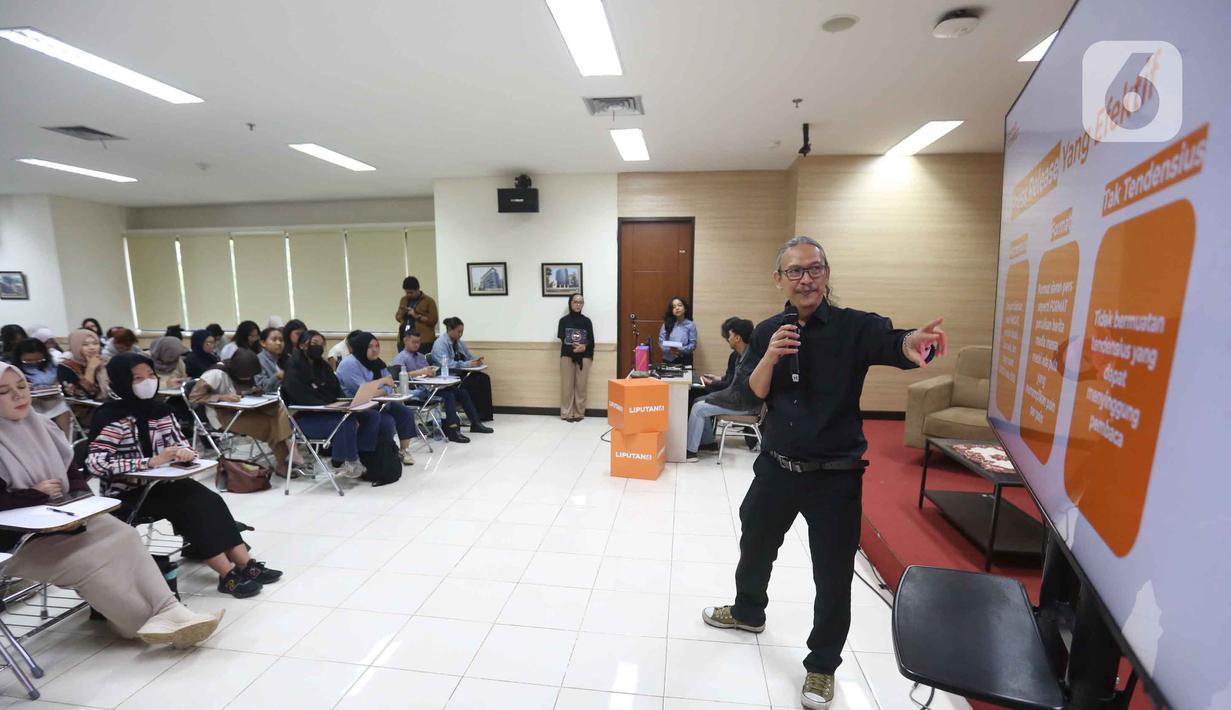 Sementara, Managing Editor Liputan6.com, Edu Krisnadefa, melalui materi “Sharpening Journalistic Style for PR Practitioners,” menjelaskan bahwa press release tidak hanya berfungsi untuk menyampaikan informasi, tetapi juga menjadi media dalam membangun citra dan meningkatkan visibilitas perusahaan. Tampak dalam foto, Managing Editor Liputan6.com, Edu Krisnadefa, saat memberikan presentasi materi pada program Liputan6.com Connect di kampus Vokasi Universitas Indonesia, Depok, Jawa Barat pada 11 November 2025. (Liputan6.com/Helmi Fithriansyah)
