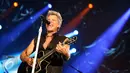 Aksi Bon Jovi di depan 40 ribu penonton yang memadati Stadion Utama Gelora Bung Karno (SUGBK), Jakarta, Jumat (11/9/2015). Bon Jovi membayar kerinduan penggemarnya di Indonesia dengan aksi yang memukau. (Liputan6.com/Faizal Fanani)