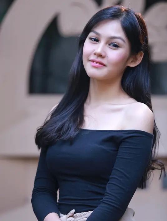 Adik artis Sissy Priscillia  mengawali debutnya di layar lebar. Ia bermain dalam film yang diangkat dari novel best seller berjudul Dilan. Ia berperan sebagai Milea yang merupakan pacar Dilan yang diperankan oleh Iqbaal CJR. (Adrian Putra/Bintang.com)