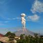 Sinabung erupsi dengan menyemburkan abu vulkanik setinggi 2.500 meter dari puncak gunung, Senin (10/5/2021) pagi (PVMBG)