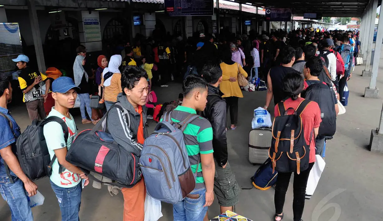 Pemudik antre dengan tertib memasuki pintu menuju peron sesuai dengan jam keberangkatan, Jakarta, Kamis, (24/7/14). (Liputan6.com/Faizal Fanani)