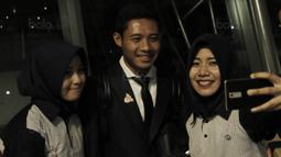 Gelandang Timnas Indoneisa, Evan Dimas, foto bersama fans saat tiba di Bandara Soekarno-Hatta, Tangerang, Rabu, (30/8/2017). Pemain Indonesia disambut para fans sepulangnya dari SEA Games di Malaysia. (Bola.com/M Iqbal Ichsan)