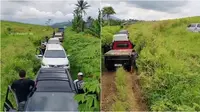 Niat menghindari macet, puluhan mobil ini justru terjebak jalan tanah di kebun singkong. (Sumber: Instagram/andreli_48)