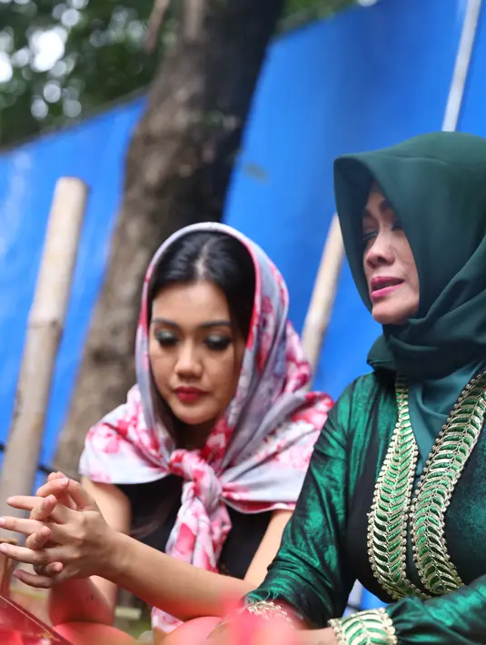 Nia Anggia, adik mendiang Jupe juga menceritakan kondisi sang ibu setelah kepergian kakaknya. Nia menuturkan bahwa sang ibu hampir setiap hari mendatangi makam Jupe, terlebih saat rindu melanda. (Nurwahyunan/Bintang.com)