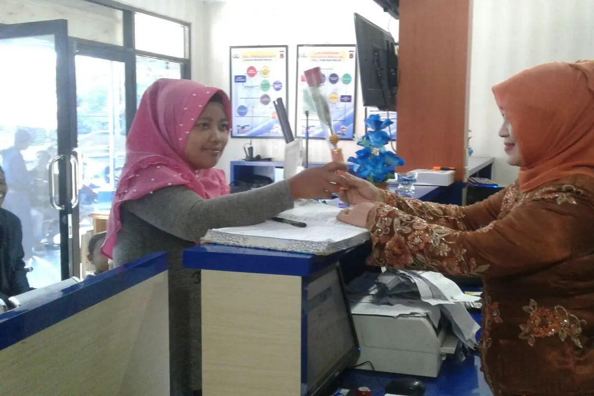 Hari Kartini di Polres Garut, Bagi Cokelat hingga Bikin SIM Gratis