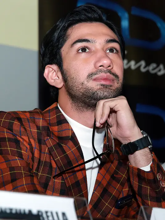 Puluhan film telah dibintangi oleh Reza Rahadian. Ia juga telah beberapa kali menerima penghargaan, diantaranya Pemeran Utama Pria Terbaik FFI 2013. (Deki Prayoga/Bintang.com)