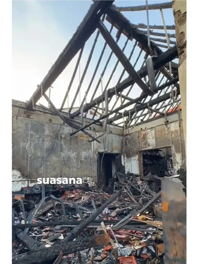 6 Potret Emil Dardak Pantau Kondisi Gedung Grahadi Pasca Dibakar dan Dijarah Massa