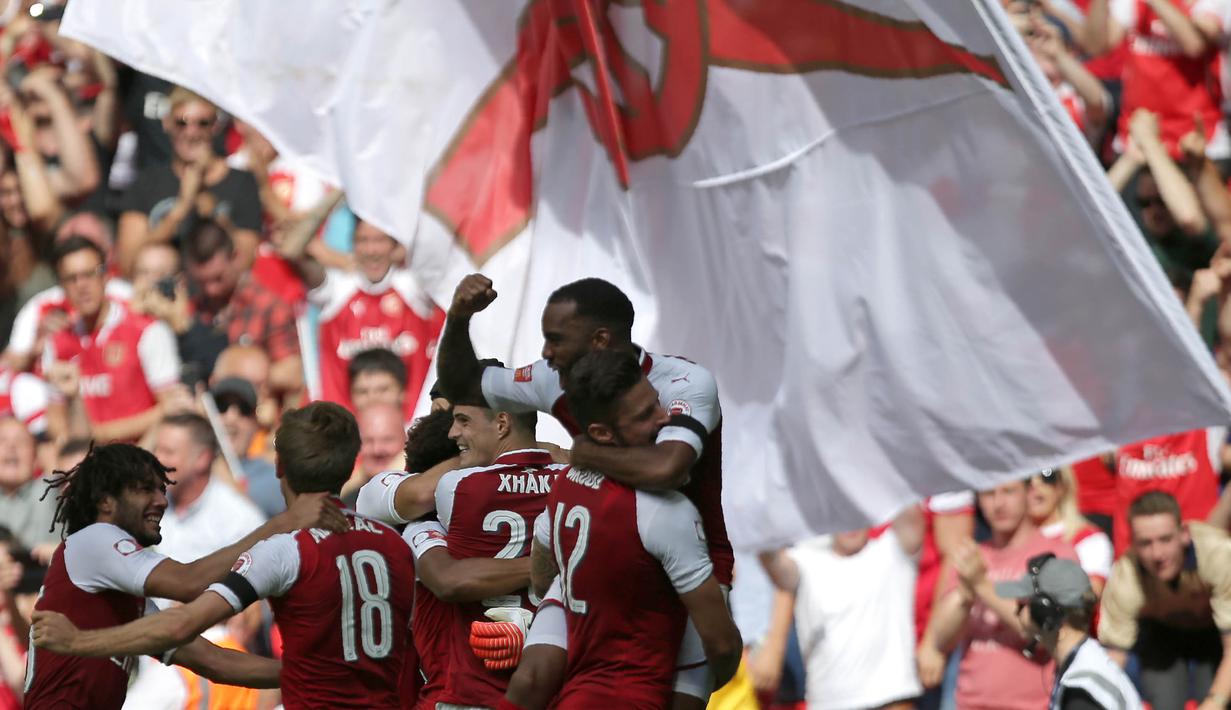 Para pemain Arsenal merayakan gelar Community Shield usai mengalahkan Chelsea melalui adu penalti di Stadion Wembley, London, Minggu (6/8/2017). Arsenal berhasil menang 4-1 melalui adu penalti atas Chelsea. (AFP/Daniel Leal-Olivas)