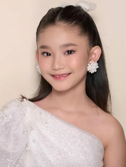 <p>Gadis 11 tahun ini semakin menawan dengan riasan sesuai umurnya yang tak berlebihan. Dengan blush on pink diserasikan dengan eyeshadownya dan lipstik pink ombre.&nbsp;[@dhirmanputra]</p>