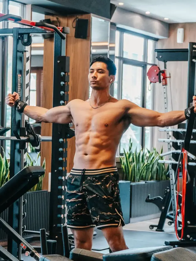 Yoshi Sudarso pamer otot di gym. (credit:instagram.com/yoshi_sudarso)