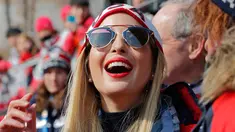 Putri Presiden AS Donald Trump, Ivanka Trump mengenakan kacamata menyaksikan pertandingan bobsleigh empat orang laki-laki selama Olimpiade Musim Dingin Pyeongchang di Olympic Sliding Center, Korea Selatan (25/2). (AFP Photo/Pool/Eric Gaillard)