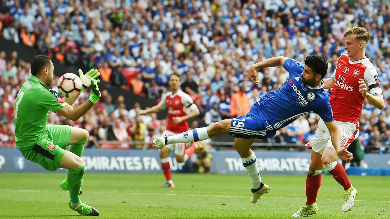 Striker Chelsea, Diego Costa (tengah), tidak mengenakan ban hitam pada babak pertama final Piala FA melawan Arsenal, Sabtu (27/5/2017). 