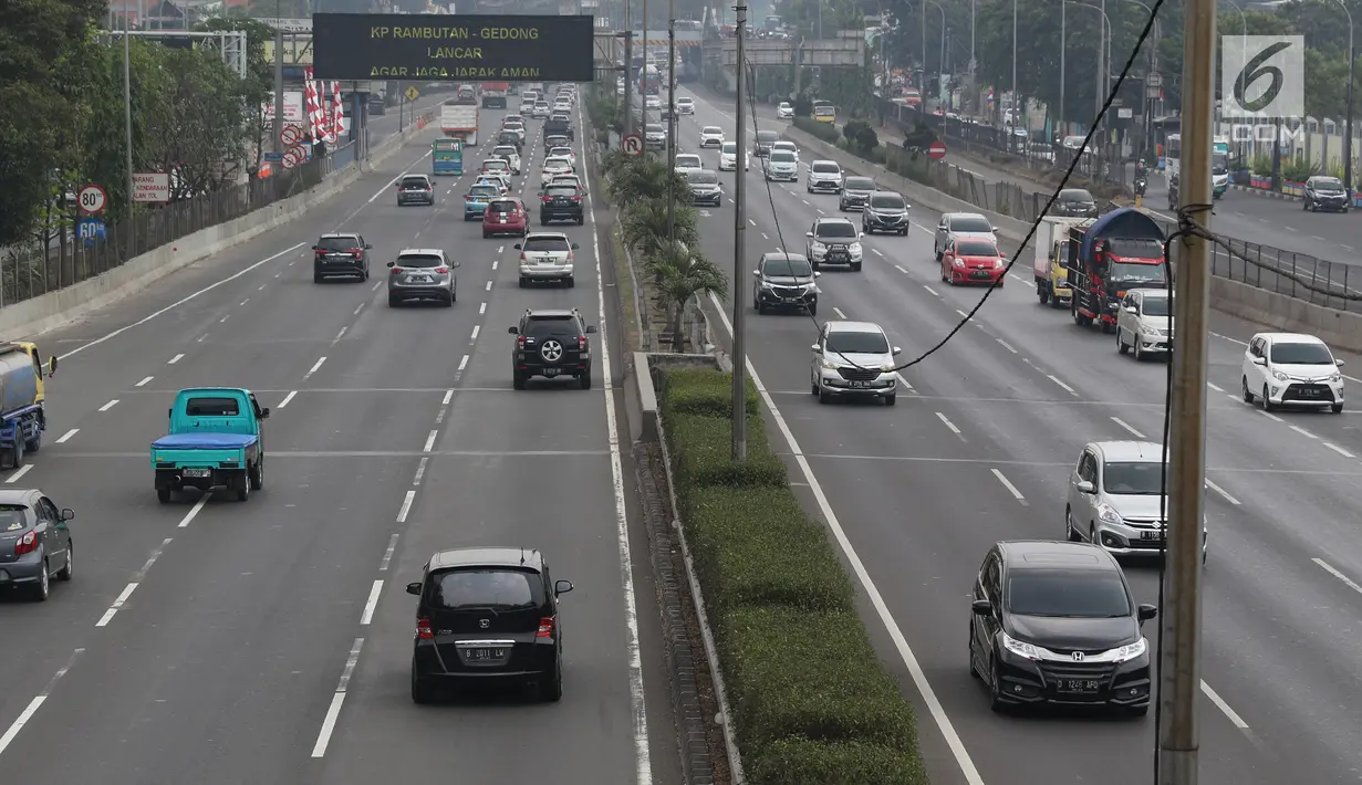 Sejumlah kendaraan melintas di ruas tol lingkar luar di Jakarta, Minggu (26/8). Penyeragaman tarif tol JORR sebesar Rp 15 ribu untuk kendaraan golongan I kemungkinan akan diterapkan usai pelaksanaan Asian Games 2018. (Liputan6.com/Immanuel Antonius)