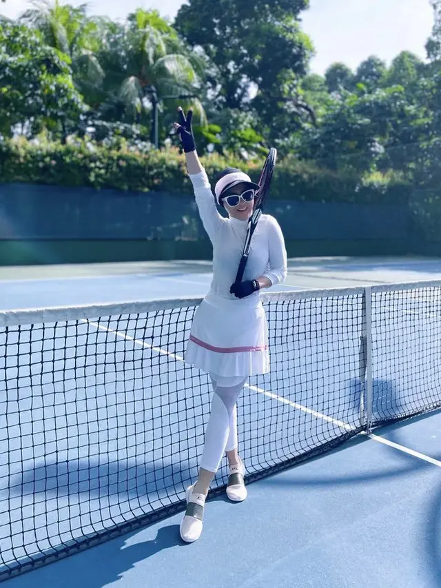 Tampilan Baju Olahraga Syahrini saat Bermain Tenis, credit: (@princessyahrini)