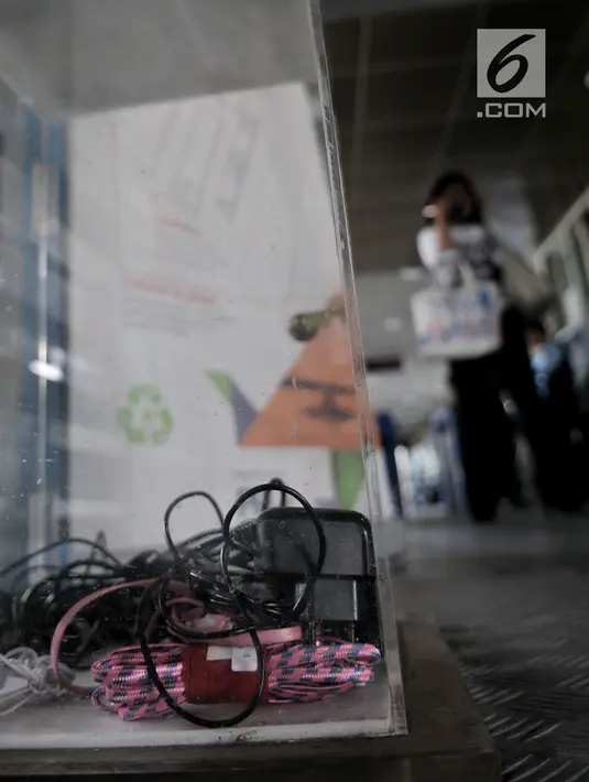 Sampah elektronik terlihat di dalam kotak penampung (drop box) sampah elektronik (e-waste) di Halte Transjakarta Kampung Melayu, Jakarta, Selasa (8/5). Sampah elektronik tersebut dimusnahkan selama dua minggu sekali. (Merdeka.com/Iqbal S. Nugroho)