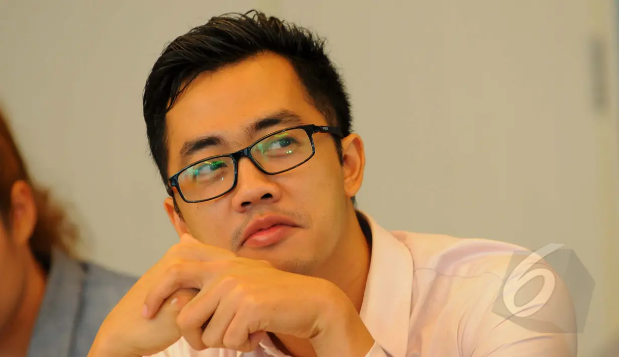 Juri Indonesian Short Film Festival 2015, Dennis Adishwara saat konferensi pers di SCTV Tower, Jakarta, Selasa (24/3). Dalam rangka merayakan ulang tahun ke-25, SCTV menggelar kompetisi film pendek yakni ISFF 2015. (Liputan6.com/Faisal R Syam)