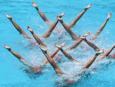 Tim Renang Indah dari Jepang beraksi pada final kejuaraan FINA Synchronized Swimming Olympic Games Qualification Tournament di  Maria Lenk Aquatic Centre, Rio de Janeiro, Brazil, Minggu (6/3/2016).  (AFP/Yasuyoshi Chiba)