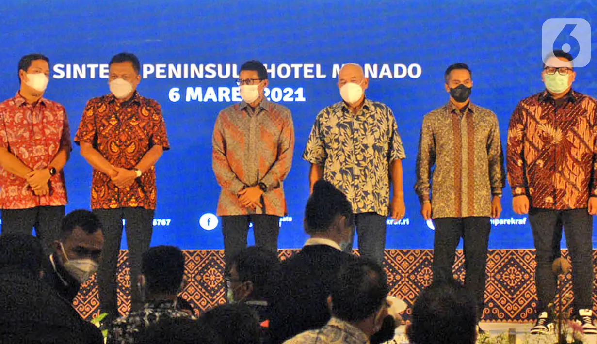 Menparekraf Sandiaga Uno (ketiga kiri), Gubernur Sulut Olly Dondokambey, Wakil Gubernur Steven Kandouw, Wakil Ketua Kadin Anindya Bakrie, Ketua Kadin Sulut Rio Dondokambey dan Komisaris Independen Garuda Indonesia Peter Gontha pada Forum Investasi Parekraf di Sulut, (6/3/2021). (Liputan6.com/Pool)