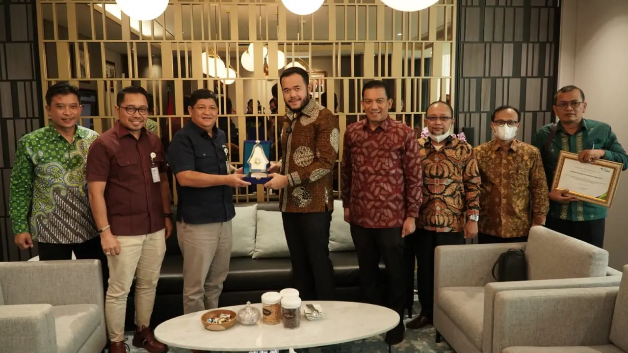 Tingkatkan Coverage Share, Wali Kota Fadly Amran Terima Penghargaan dari BPJS Ketenagakerjaan