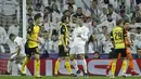 Bintang Real Madrid, Cristiano Ronaldo, merayakan gol yang dicetaknya ke gawang Dortmund pada laga Liga Champions di Stadion Santiago Bernabeu, Madrid, Rabu (6/12/2017). Madrid menang 3-2 atas Dortmund. (AP/Paul White)