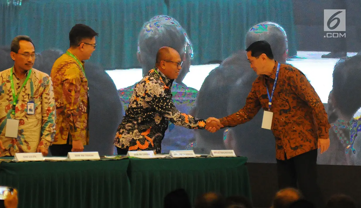Direktur Utama BPJSTK, Agus Susanto, berjabat tangan dengan Direktur Eksekutif KNKS  Ventje Rahardjo, usai melakukan penandatanganan nota kesepahaman tentang Pengembangan Penyelenggaraan Jaminan Sosial Ketenagakerjaan Berbasis Syariah di Bappenas, Jakarta, Selasa (14/5). (Liputan6.com/Angga Yuniar)