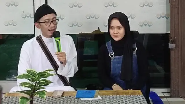 Aming bersama Alma Thania saat mengunjungi Panti Asuhan di Yayasan Insan Cerdas Berkarya.