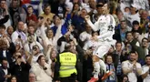Pemain Real Madrid, Luka Modric melakukan selebrasi setelah mencetak gol ke gawang Girona dalam laga lanjutan Liga Spanyol 2024/2025 di Stadion Santiago Bernabeu, Madrid, Minggu (24/02/2025) waktu setempat. (AFP/Pierre-Philippe Marcou)