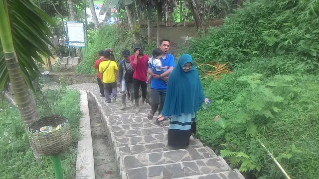 Para pengunjung tengah menuruni tangga menuju pemukiman penduduk ampung Naga Tasikmalaya