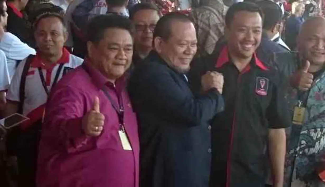  Menpora Imam Nahrawi mengeluarkan surat Pembekuan PSSI yang di Pimpin  La Nyalla Mattalitti.  (Bola.com/Juprianto Alexander)