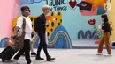 Pengunjung melintasi salah satu stand karya seni komtemporer yang dipamerkan digelaran ON/OFF Festival di Istora Gelora Bung Karno, Jakarta, Sabtu (7/9/2019). Gelaran ON/OFF Festival akan berlangsung hingga Minggu (8/9). (Liputan6.com/Helmi Fithriansyah)