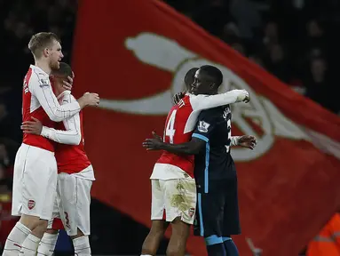 Para pemain Arsenal merayakan kemenangan usai menglahkan Manchester City 2-1 pada lanjutan Liga Premier Inggris di Stadion  Emirates, London, Selasa (22/12/2015) dini hari WIB. (AFP Photo/Ikimages)