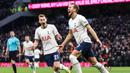 Pemain Tottenham Hotspur, Harry Kane melakukan selebrasi setelah mencetak gol pembuka timnya ke gawang Manchester City pada laga pekan ke-22 Liga Inggris 2022/2023 di Tottenham Hotspur Stadium, London, Minggu (05/02/2023) malam WIB. Gol tersebut berhasil menobatkan dirinya menjadi top skor sepanjang masa Tottenham dengan koleksi 267 gol. (AFP/Adrian Dennis)