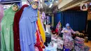Para pedagang busana eceran dari berbagai daerah mulai berdatangan ke pasar tekstil grosiran pakaian, seperti Pasar Cipulir dan Pasar Tanah Abang. (Liputan6.com/Angga Yuniar)