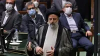 Presiden baru terpilih Iran Ebrahim Raisi berdiri di podium saat upacara pengambilan sumpah di parlemen Iran di ibukota Teheran pada 5 Agustus 2021. (Atta KENARE / AFP)