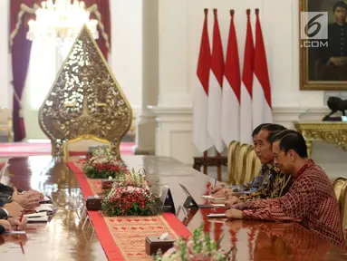 Presiden Joko Widodo (kanan tengah) menerima Menteri Ekonomi dan Energi Republik Federal Jerman Peter Altmaier di Istana Merdeka, Jakarta, Kamis (1/10). Pertemuan tersebut untuk mempererat hubungan bilateral kedua negara. (Liputan6.com/Angga Yuniar)