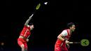 <p>Ganda putra bulu tangkis Indonesia Mohammad Ahsan (kanan) dan Kevin Sanjaya Sukamuljo bersaing dengan pasangan India Satwiksairaj Rankireddy dan Chirag Shetty pada final putra turnamen bulu tangkis Piala Thomas 2022 di Impact Arena, Bangkok, Thailand, Minggu (15/5/2022). Ahsan/Kevin harus mengakui keunggulan pasangan India 21-18, 21-23, 19-21. (Manan VATSYAYANA / AFP)</p>