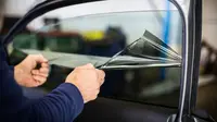 Kaca film mobil terkelupas akibat usia pakai dan paparan sinar matahari (JPM)