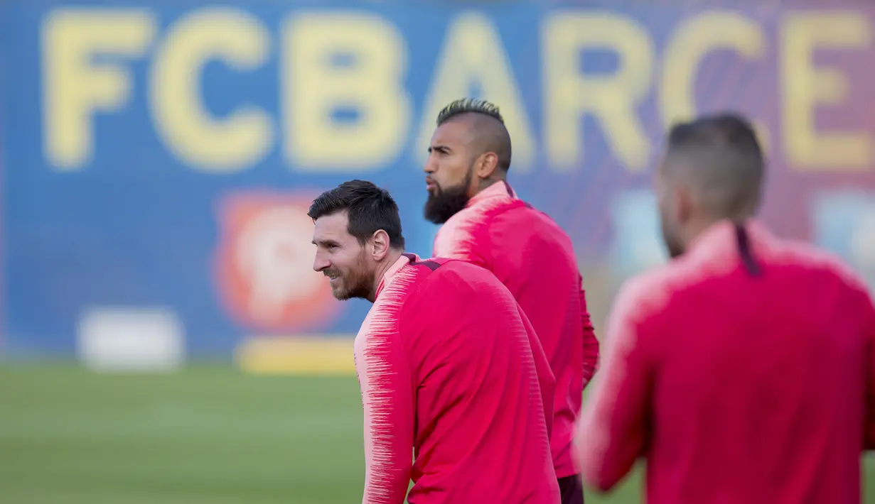 Pemain Barcelona, Lionel Messl dan Arturo Vidal, saat latihan jelang laga Liga Champions di Barcelona, Senin (16/4). Barcelona akan berhadapan dengan Manchester United. (AP/Joan Monfort)
