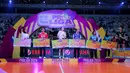 Para peraih penghargaan individu PLN Mobile Proliga 2024 di sektor putri (dari kiri) pemain terbaik Megawati Hangestri (BIN), Pelatih terbaik Danai Sriwatcharamethakul (BIN), blocker terbaik Kara Bajema (BIN), spiker terbaik dan top skor Madison Kingdon (Popsivo Polwan), setter terbaik Tisya Amallya (Electric PLN), libero terbaik Eris Septia (Electric PLN) dan server terbaik Marina Markova (Electric PLN) berfoto bersama usai laga grand final di Indonesia Arena, Senayan, Jakarta, Sabtu (20/7/2024). (Bola.com/Bagaskara Lazuardi)