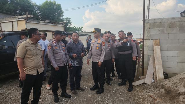 Komisioner Kompolnas Choirul Anam dan Supardi Hamid, bersama Kapolres Metro Depok, Kombes Abdul Waras mendatangi lokasi penangkapan ketua ormas dan pembakaran mobil kepolisian di Jalan Dahlan, Cimanggis, Depok. (Liputan6.com/Dicky Agung Prihanto)