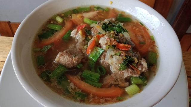 Menggunakan bahan toping tomat, wortel, daun bawang dan kemangi segar, sop kaki bening King dari Garut ini, memang tepat dibutuhkan, terutama di saat kemacetan menyergap Anda. (Liputan6.com/Jayadi Supriadin)