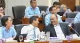 Kepala Badan Gizi Nasional (BGN), Dadan Hindayana (kanan-depan) bersama Menteri Kesehatan Budi Gunadi Sadikin (tengah-depan) saat mengikuti rapat kerja bersama dengan Komisi IX DPR RI di Kompleks Parlemen, Jakarta, Rabu (1/10/2025). (merdeka.com/Arie Basuki)